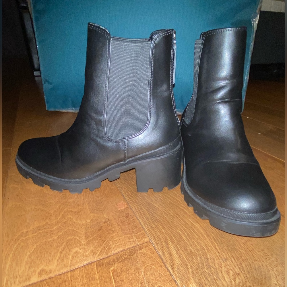 Dolce Vita black boot with hell
